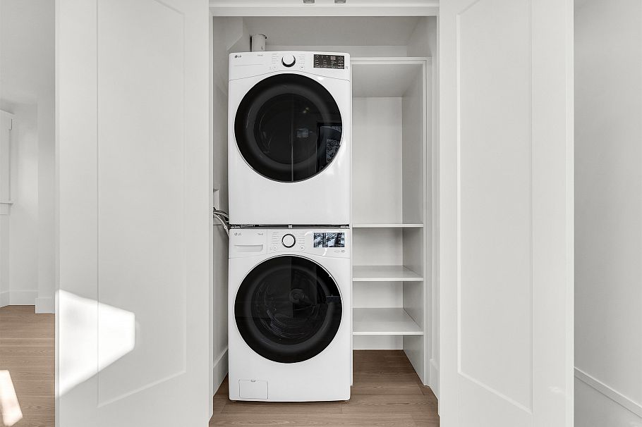 2568 W 2nd Avenue Vancouver, BC - 23