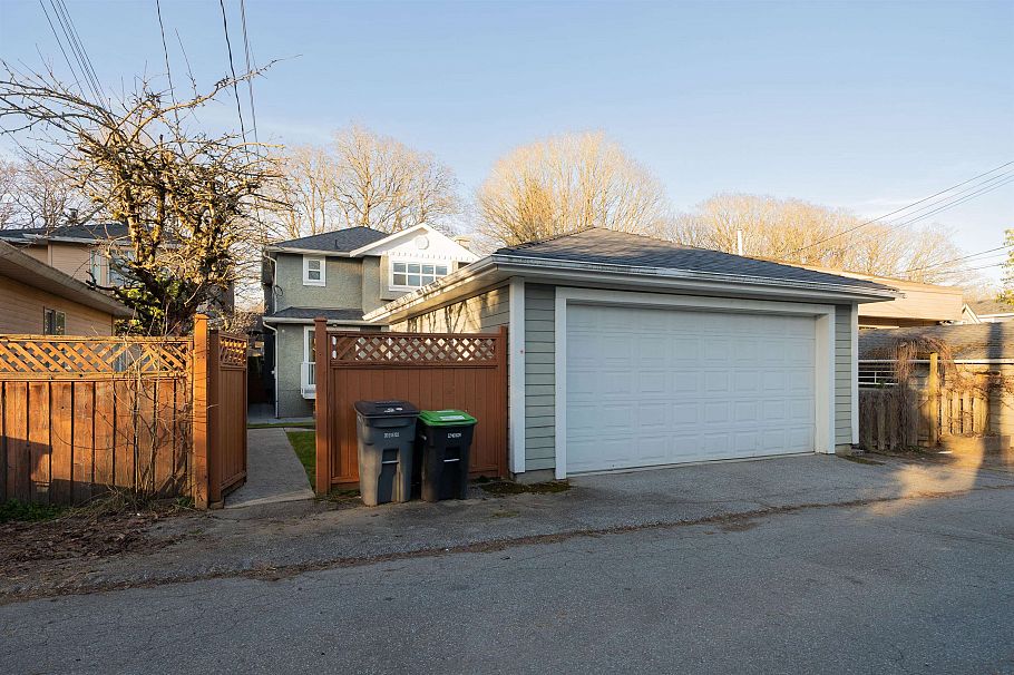 4068 W 15th Avenue Vancouver, BC - 32