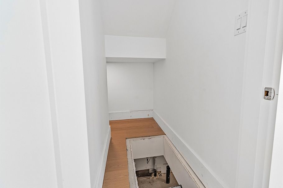 2568 W 2nd Avenue Vancouver, BC - 10