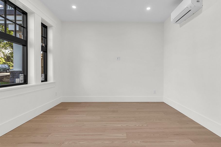 2568 W 2nd Avenue Vancouver, BC - 4