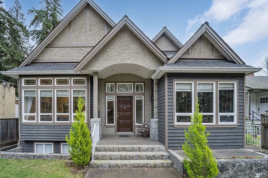 2244 Edgemont Boulevard North Vancouver, BC - 1