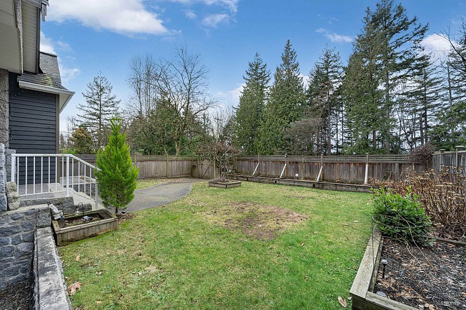 2244 Edgemont Boulevard North Vancouver, BC - 35
