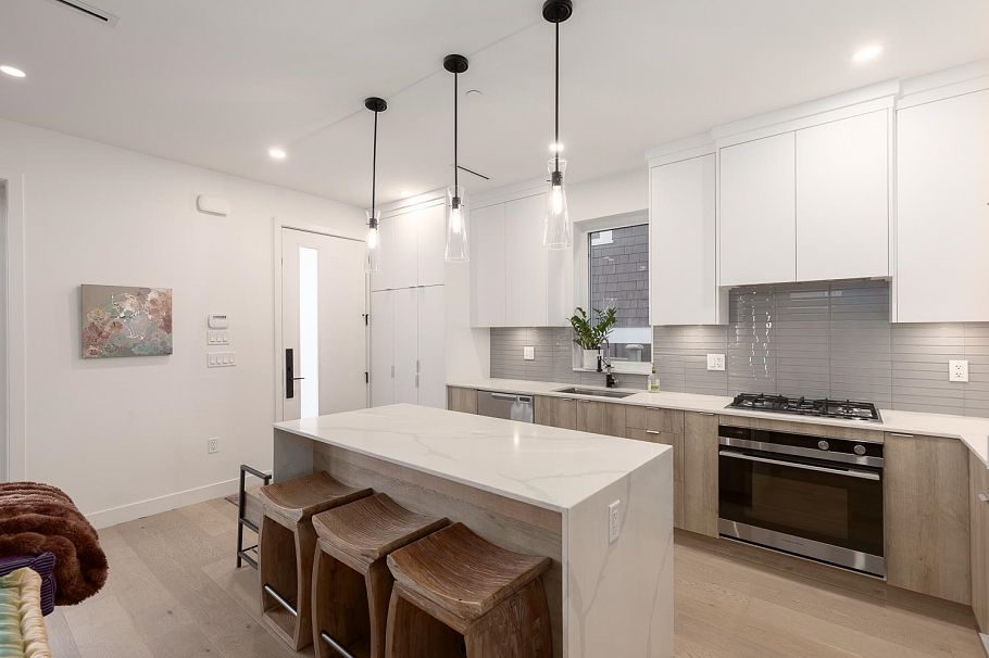 4372 W 13th Avenue Vancouver, BC - 1