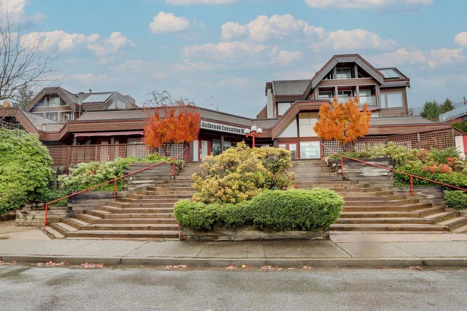 304 3711 Delbrook Avenue North Vancouver, BC - 32