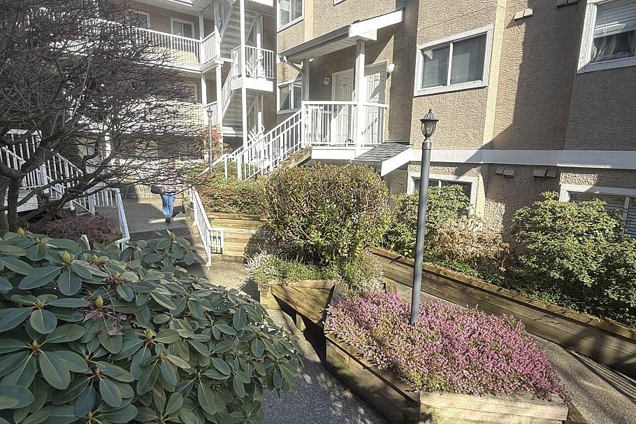 202 3683 Wellington Avenue Vancouver, BC - 1