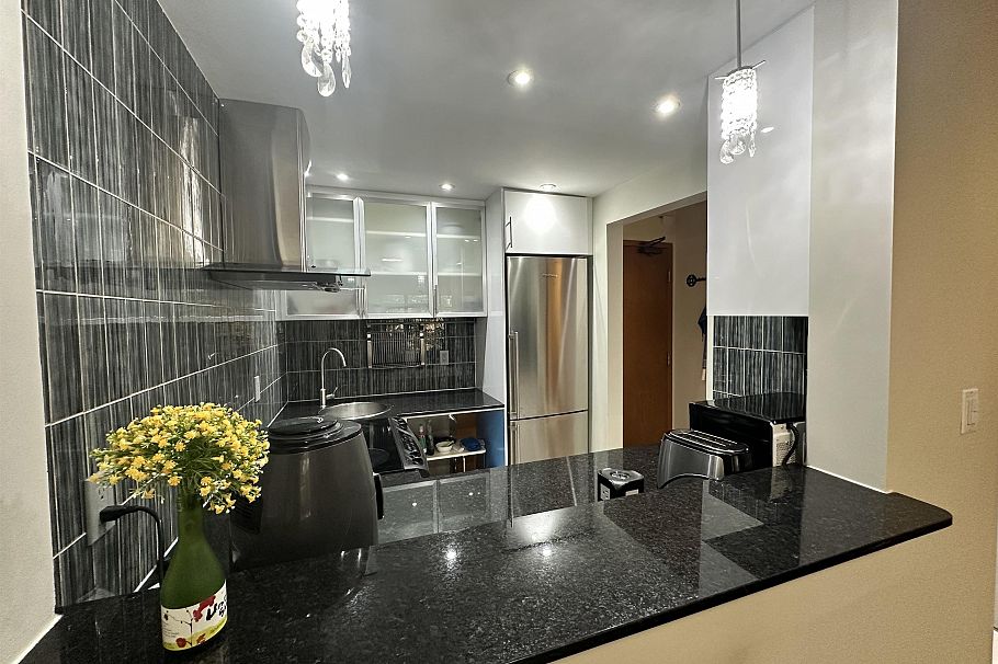 318 2320 W 40th Avenue Vancouver, BC - 11