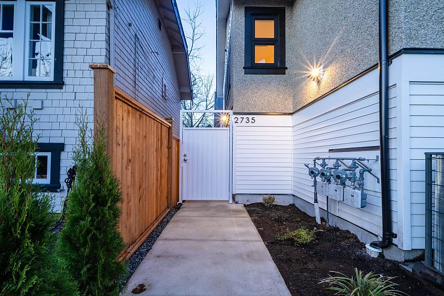 A 2735 W 8th Avenue Vancouver, BC - 25