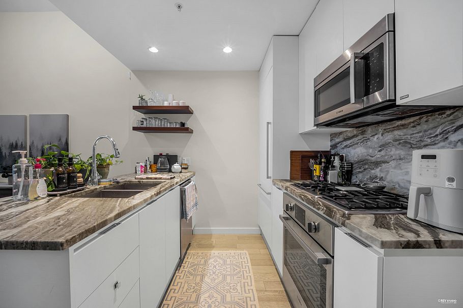 2063 W 10th Avenue Vancouver, BC - 5