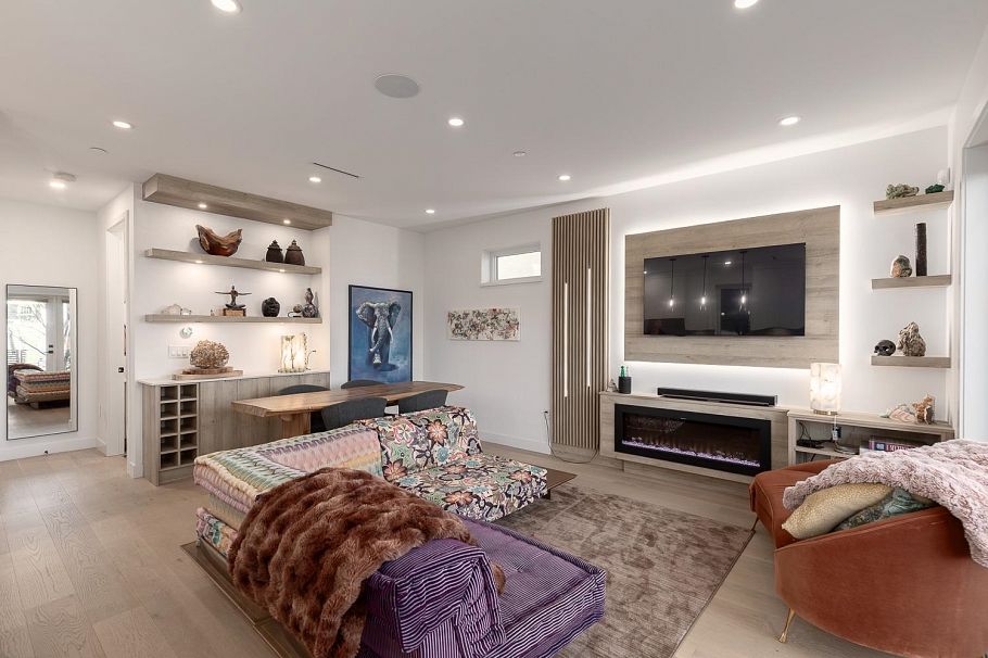 4372 W 13th Avenue Vancouver, BC - 5