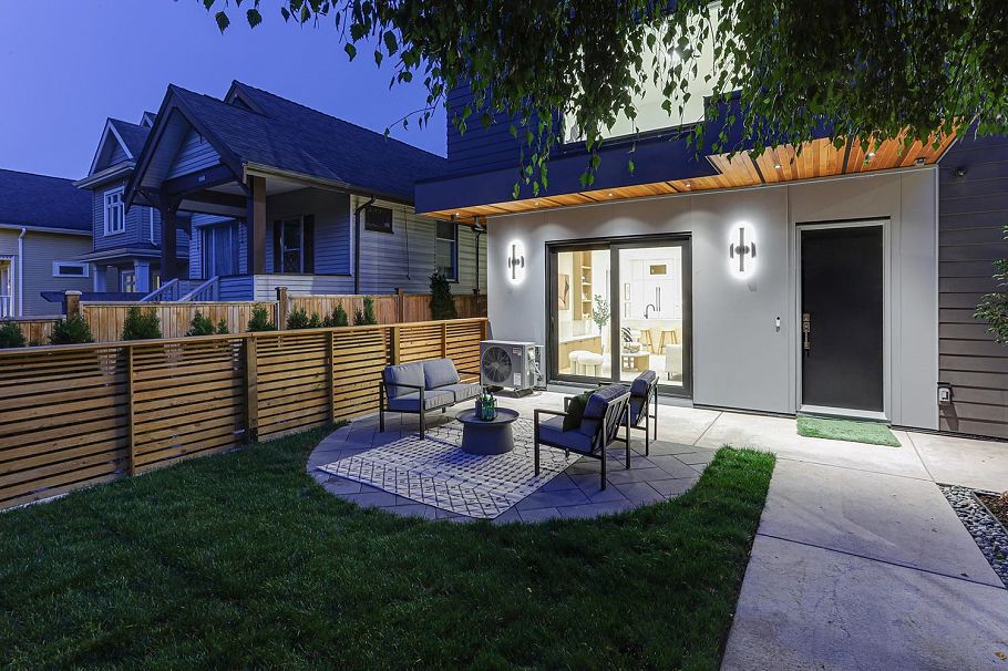 1 944 E 13 Avenue Vancouver, BC - 2