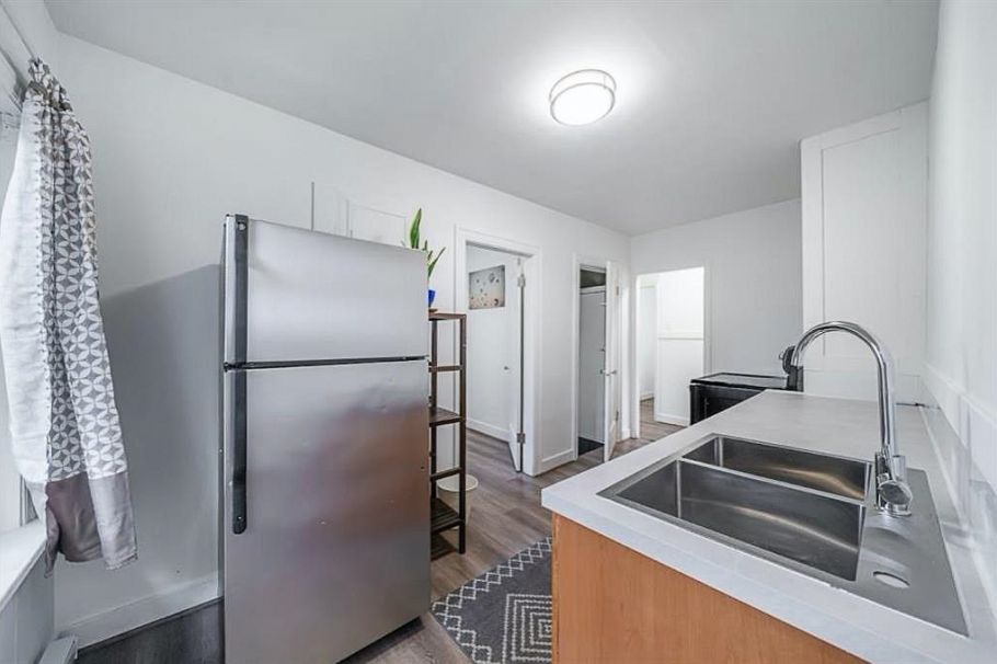 3694 W 16th Avenue Vancouver, BC - 8