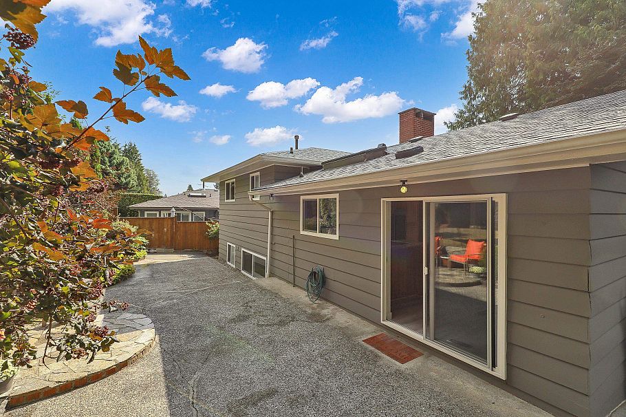 732 E 29th Street North Vancouver, BC - 21