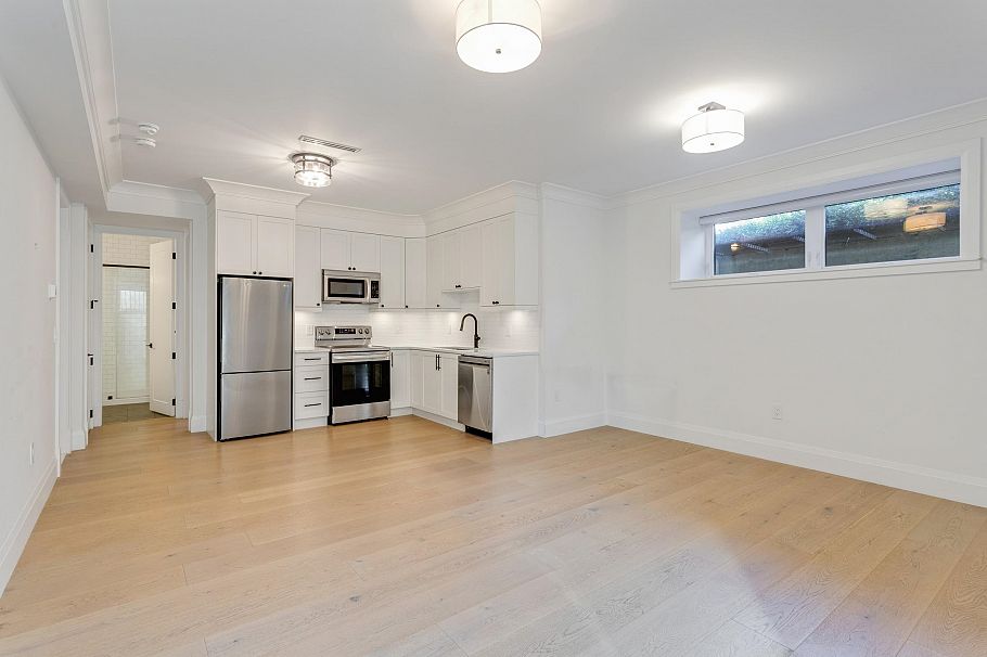 345 E 20th Street North Vancouver, BC - 28