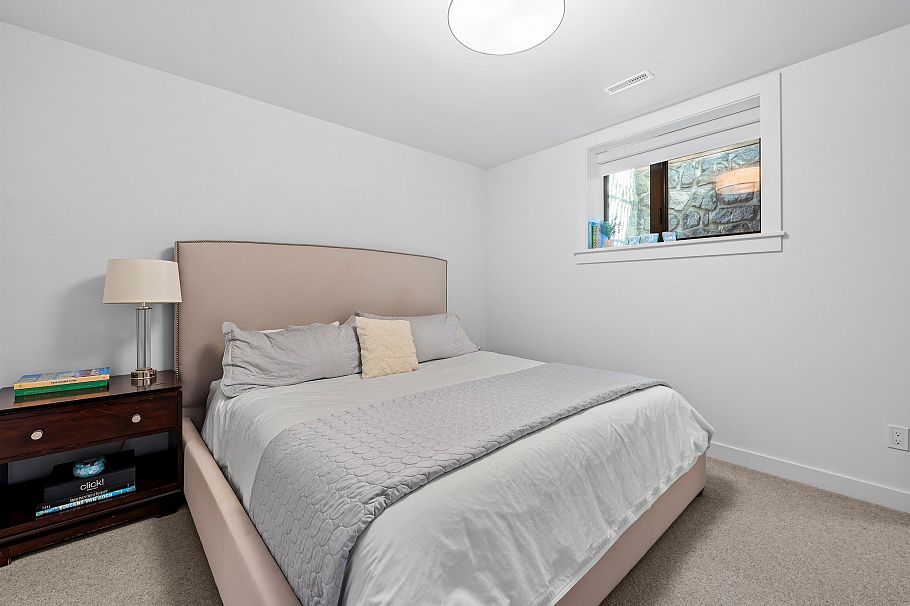 968 Belvista Crescent North Vancouver, BC - 36