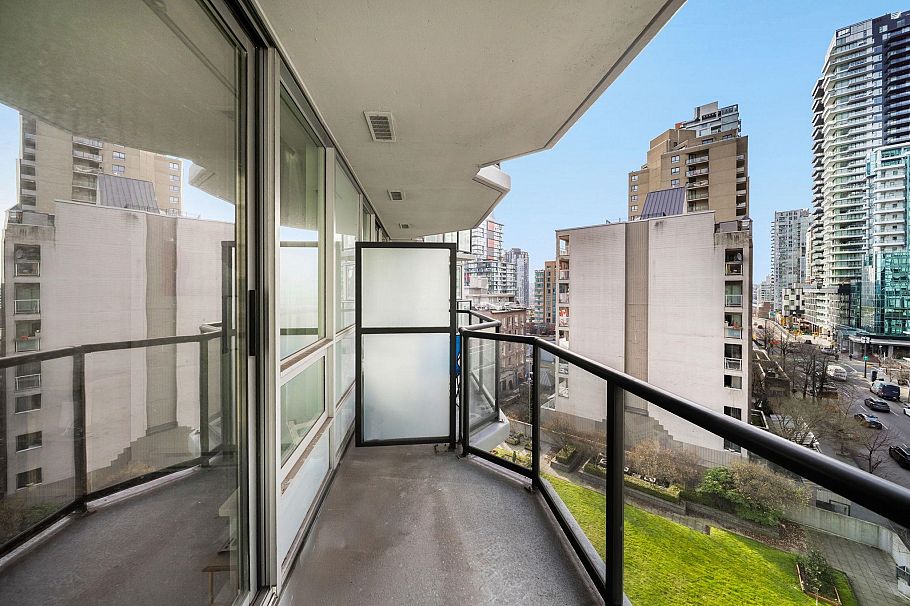 706 1212 Howe Street Vancouver, BC - 5