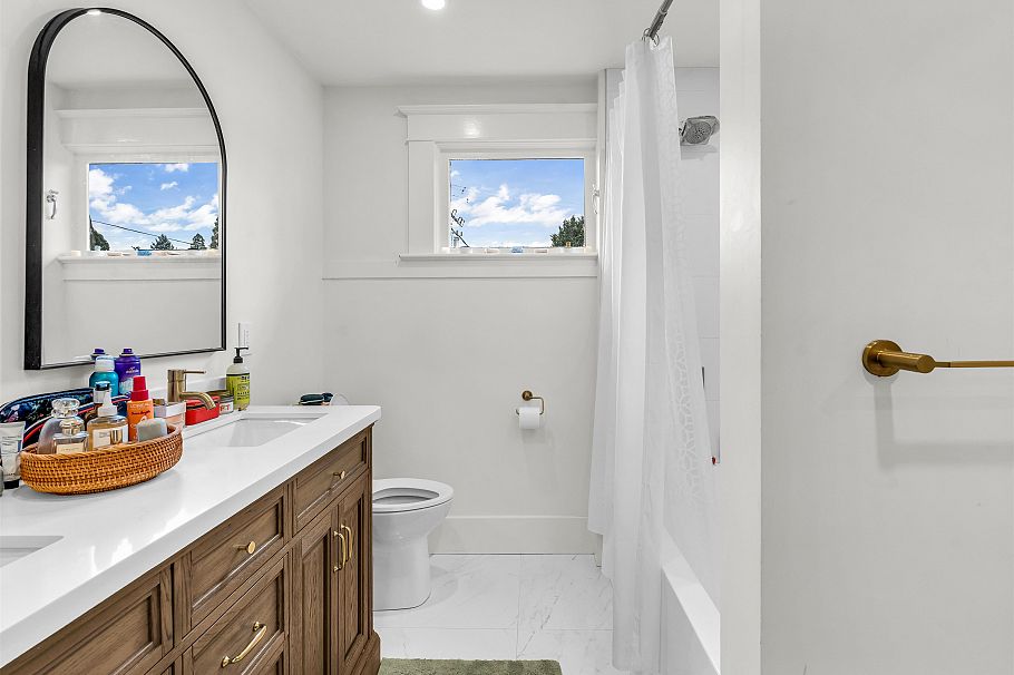 354 W 15th Avenue Vancouver, BC - 9