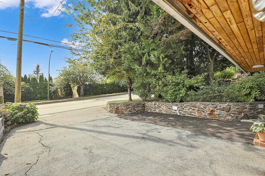 732 E 29th Street North Vancouver, BC - 28