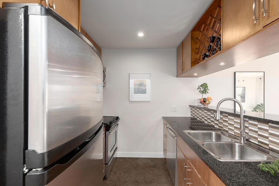 10 766 W 7th Avenue Vancouver, BC - 10