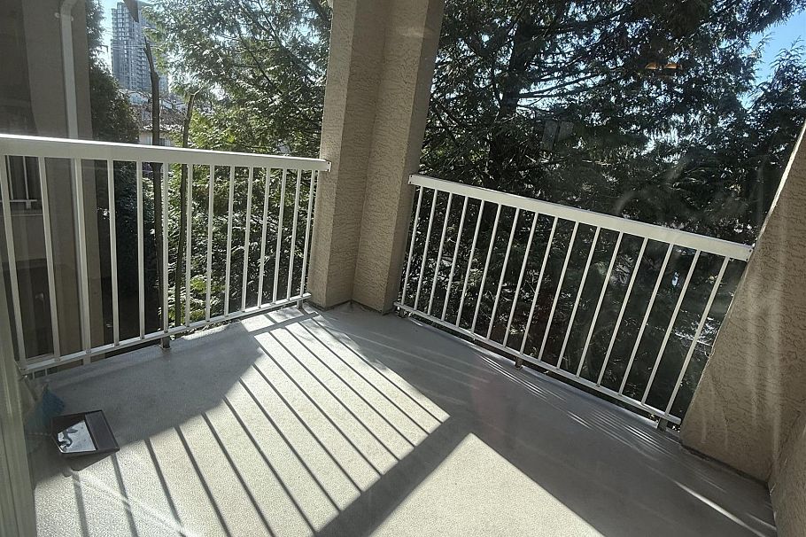 202 3683 Wellington Avenue Vancouver, BC - 5