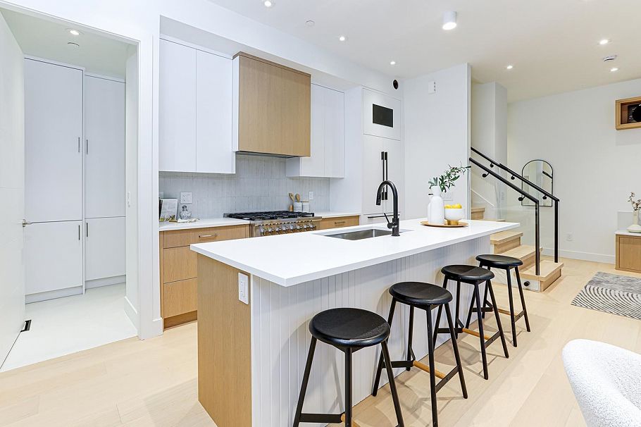 2 944 E 13 Avenue Vancouver, BC - 9