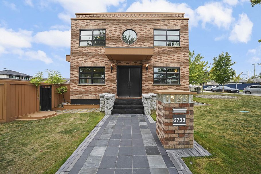 6733 Vivian Street Vancouver, BC - 1