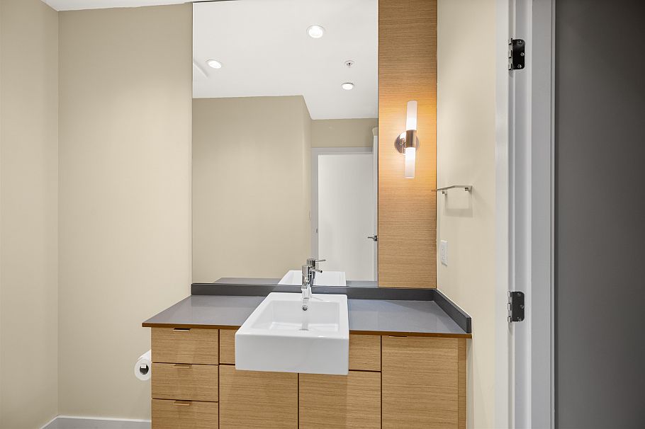 2002 135 E 17th Street North Vancouver, BC - 27