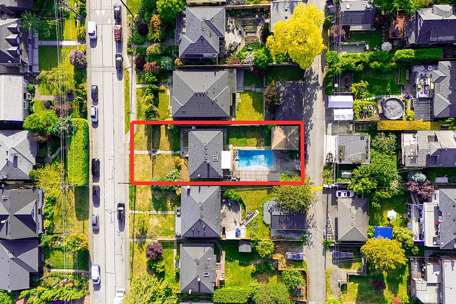 822 E 4th Street North Vancouver, BC - 3