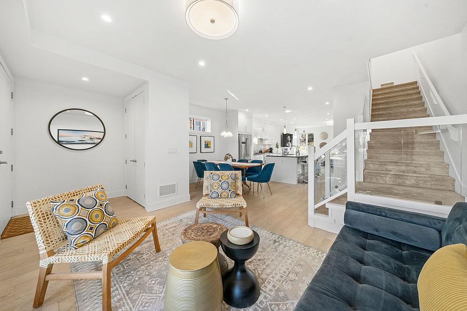 361 E 15th Street North Vancouver, BC - 3