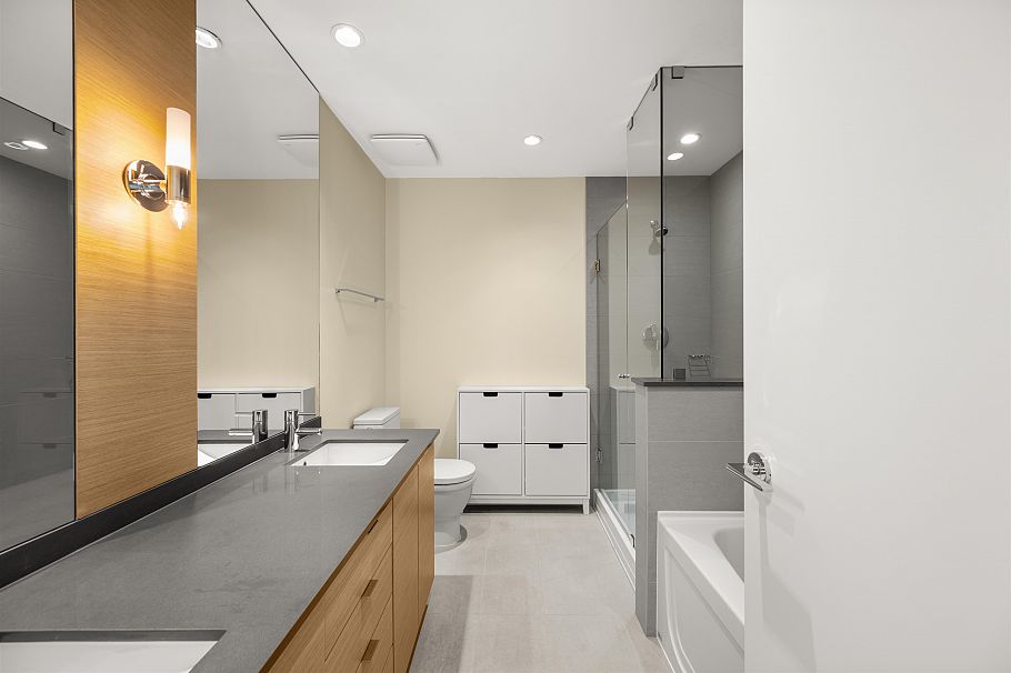 2002 135 E 17th Street North Vancouver, BC - 21