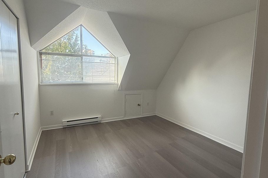 202 3683 Wellington Avenue Vancouver, BC - 4