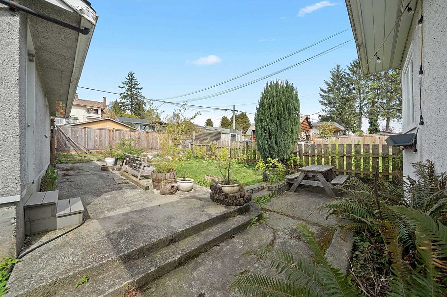 444 E 6th Street North Vancouver, BC - 16