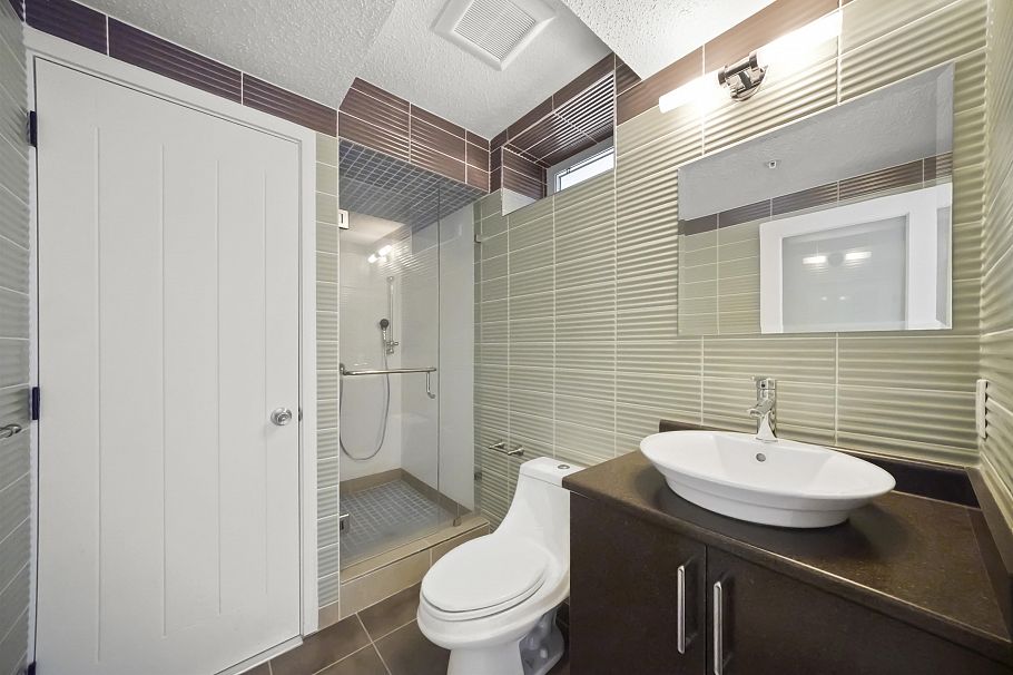 6733 Vivian Street Vancouver, BC - 35