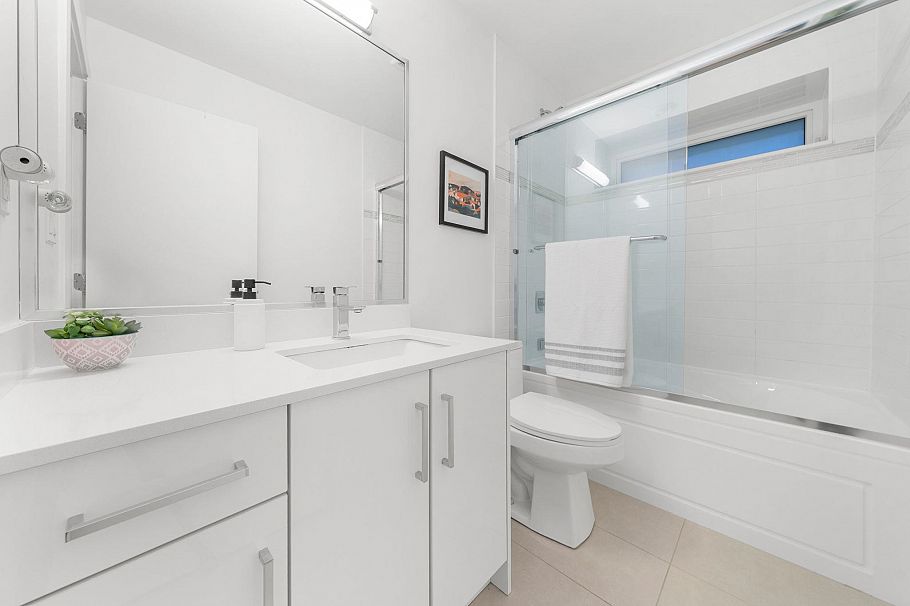 361 E 15th Street North Vancouver, BC - 31