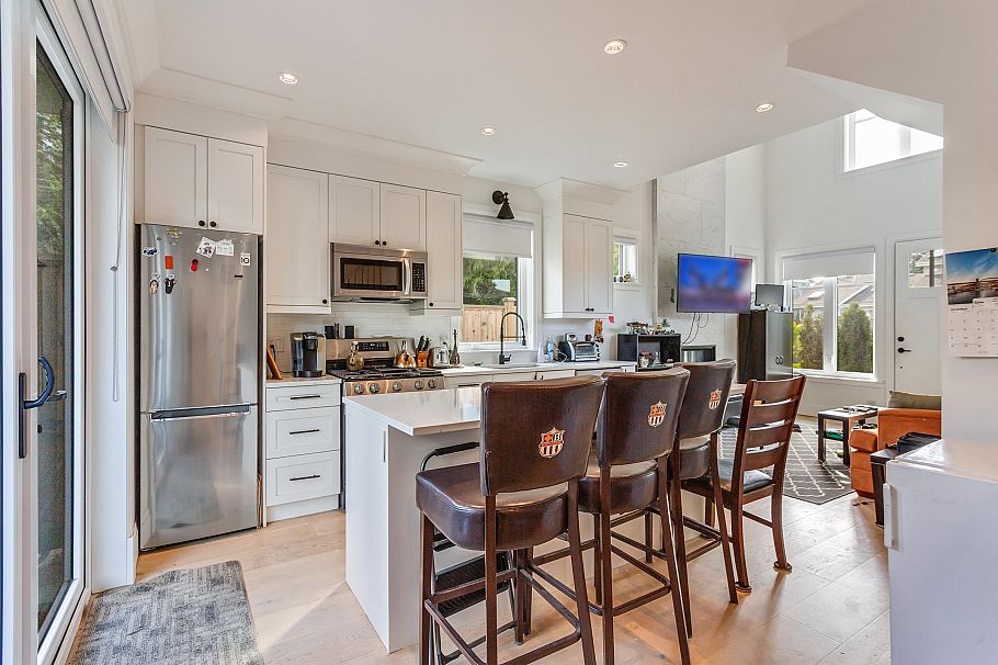 345 E 20th Street North Vancouver, BC - 35