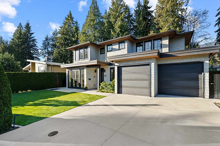 968 Belvista Crescent North Vancouver, BC - 1