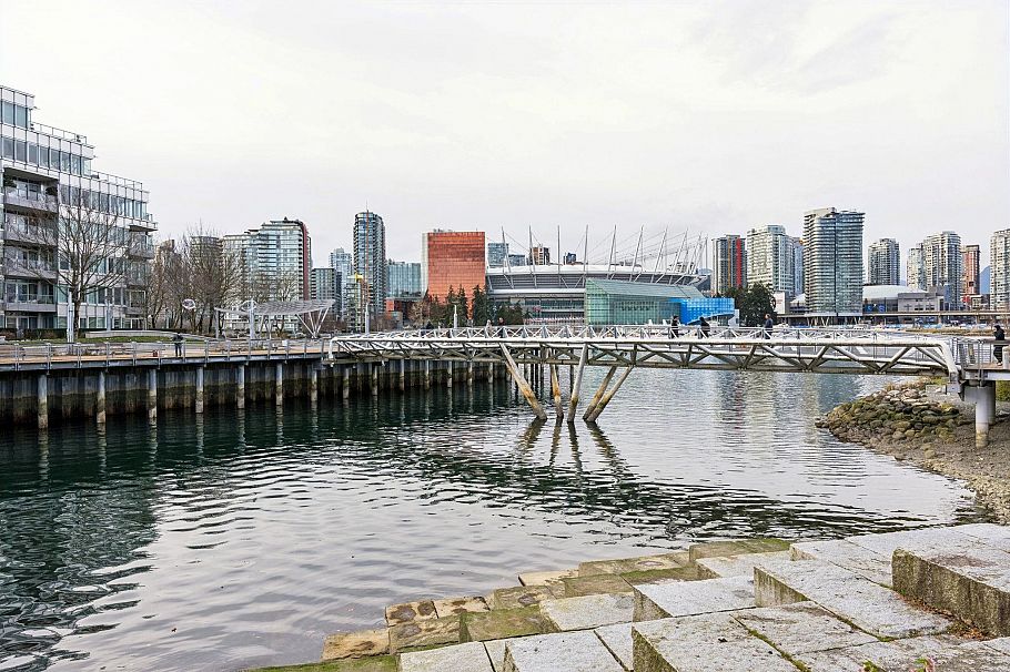 102 128 Athletes Way Vancouver, BC - 28