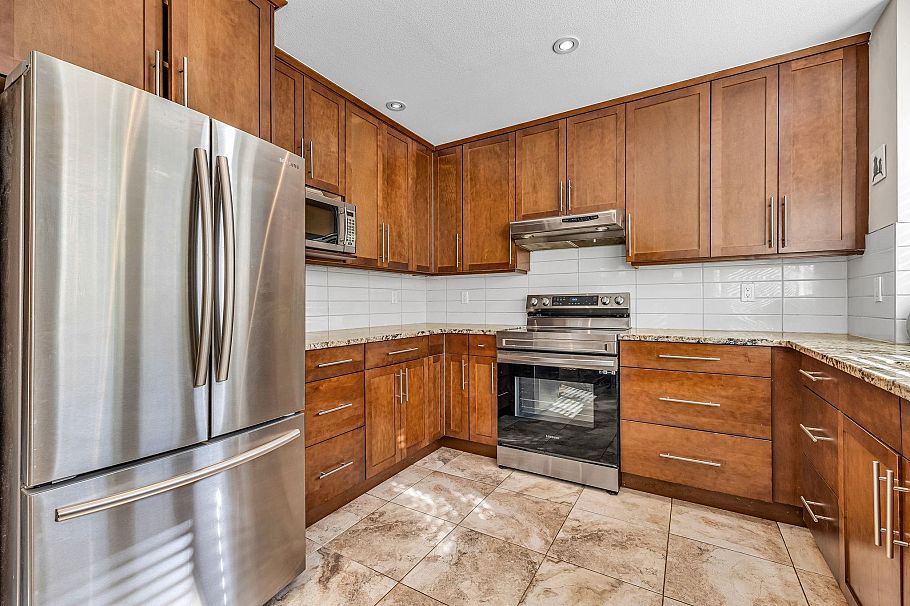 103 245 W 15th Street North Vancouver, BC - 2