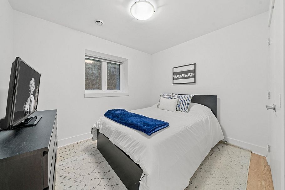 361 E 15th Street North Vancouver, BC - 32