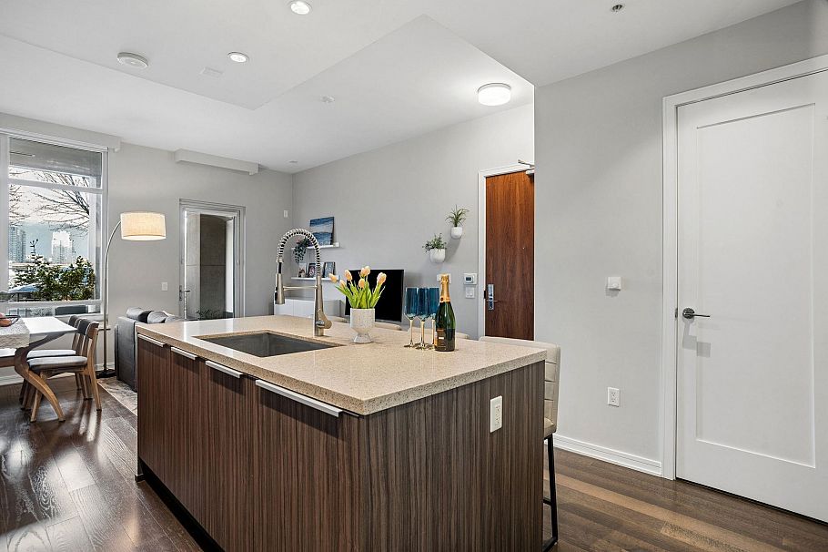 102 128 Athletes Way Vancouver, BC - 12