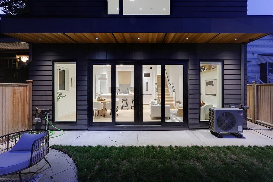 2 944 E 13 Avenue Vancouver, BC - 2