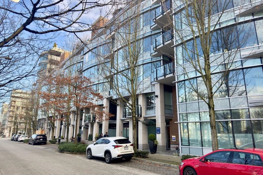 102 128 Athletes Way Vancouver, BC - 38