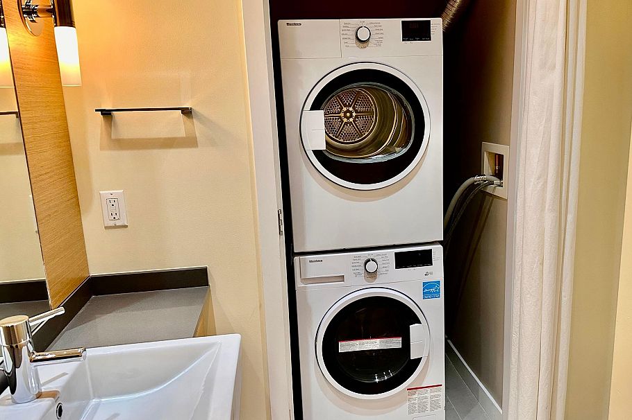 2002 135 E 17th Street North Vancouver, BC - 28