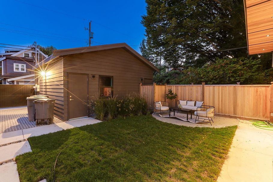 2 944 E 13 Avenue Vancouver, BC - 3