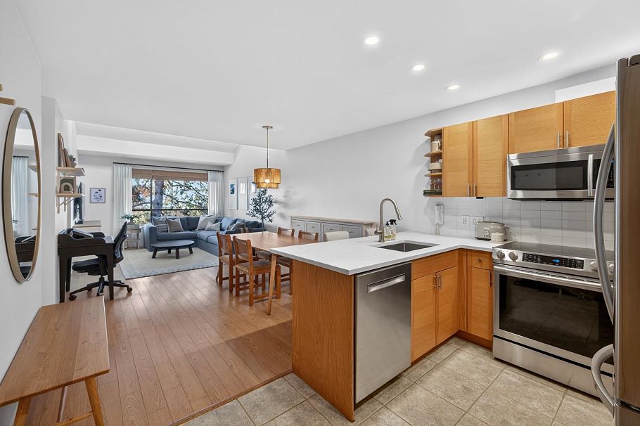 330 210 W 2nd Street North Vancouver, BC - 2