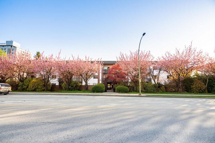 208 211 W 3rd Street North Vancouver, BC - 4