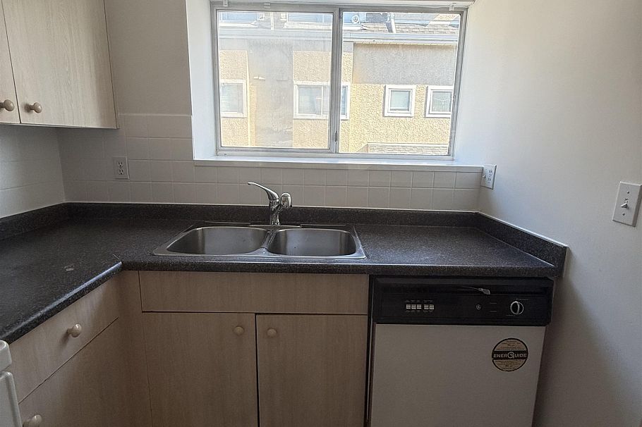 202 3683 Wellington Avenue Vancouver, BC - 7