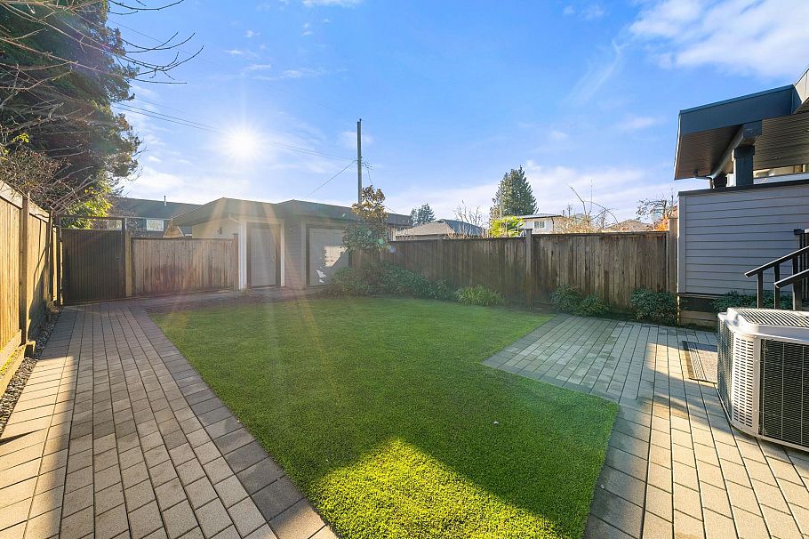 361 E 15th Street North Vancouver, BC - 35