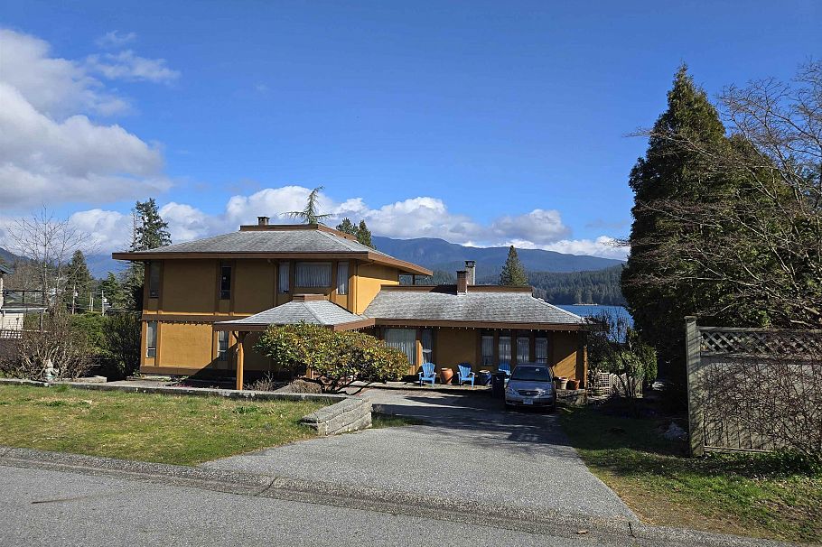 534 Beachview Drive North Vancouver, BC - 2