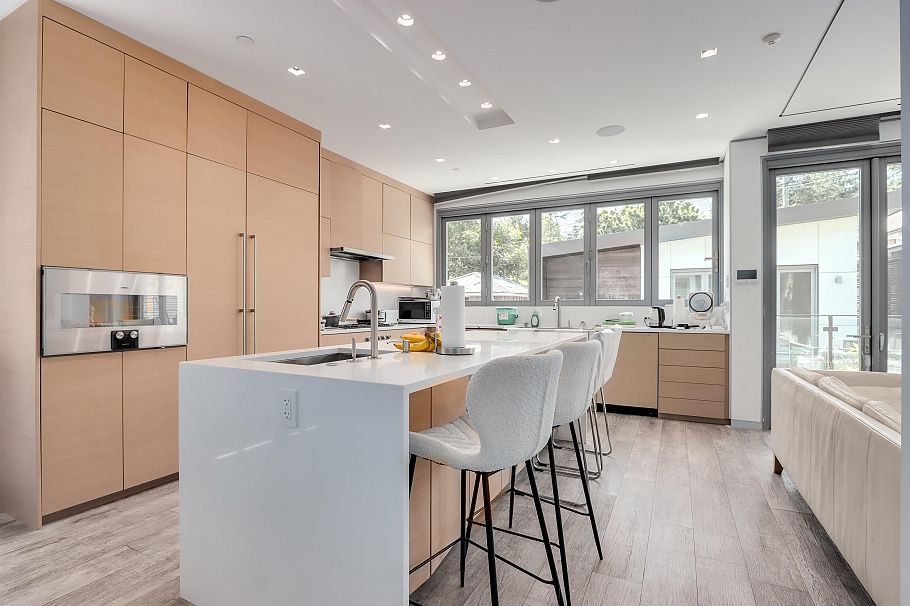 4368 W 15th Avenue Vancouver, BC - 5