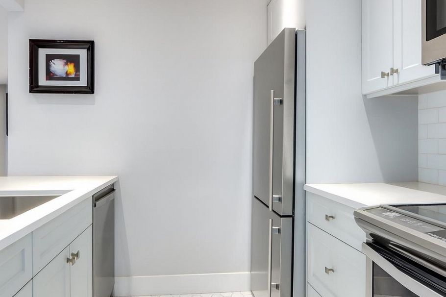 304 3711 Delbrook Avenue North Vancouver, BC - 3